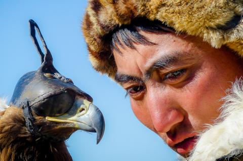 Chasseur et son aigle au festival d'Olgii en Mongolie