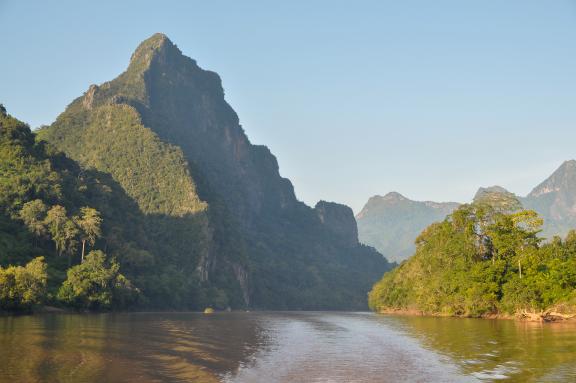Navigation sur la rivière Nam Ou et ses rives montagneuses à travers le nord Laos