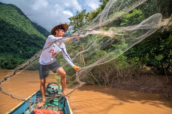 Rencontre avec un pêcheur sur la rivière Nam Ou dans les montagnes du nord Laos