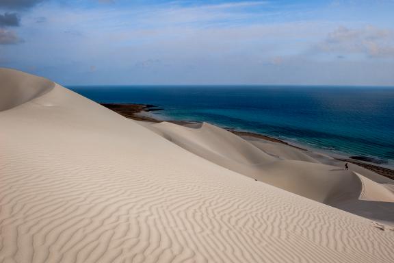 Balade dans les dunes plongeant dans l'Océan indien à Socotra
