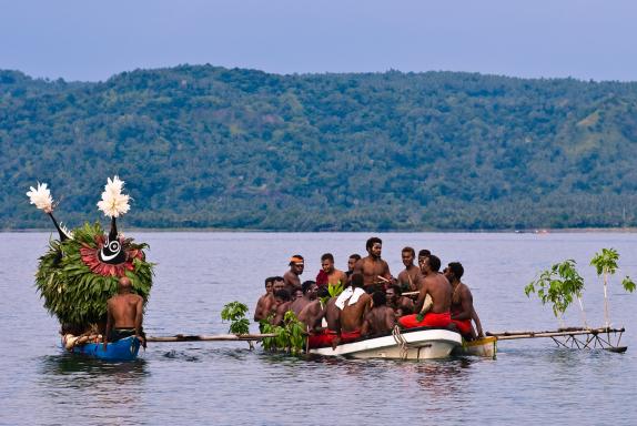 Rencontre de danseurs masqués arrivant en bateau pour le festival des masques de Rabaul